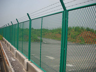 如何選擇公路護(hù)欄網(wǎng)？ 